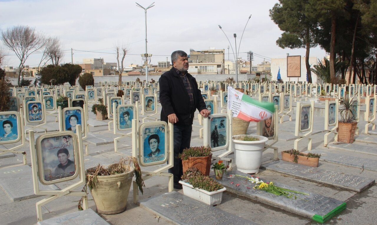 تجدید عهد با شهدا در بهار انقلاب