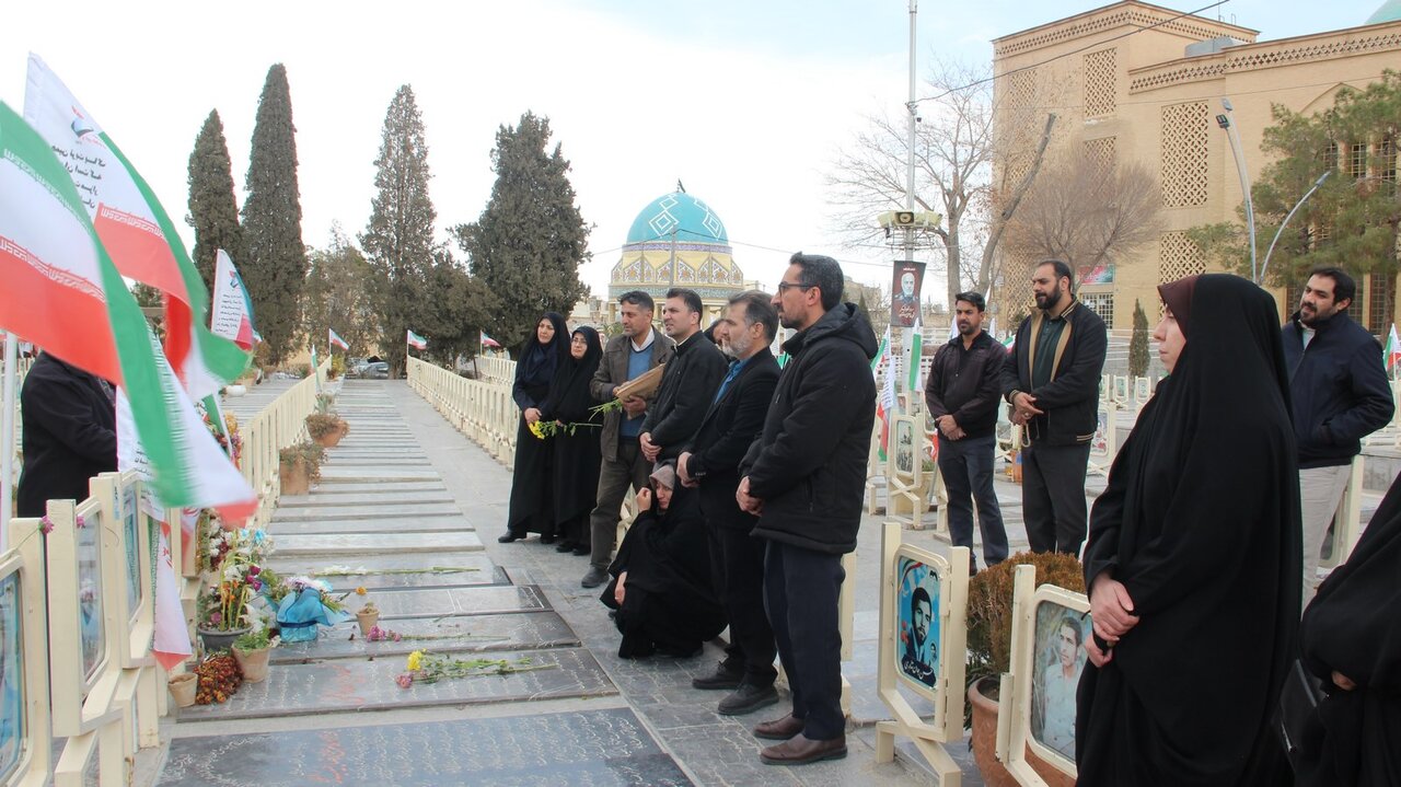 تجدید عهد با شهدا در بهار انقلاب
