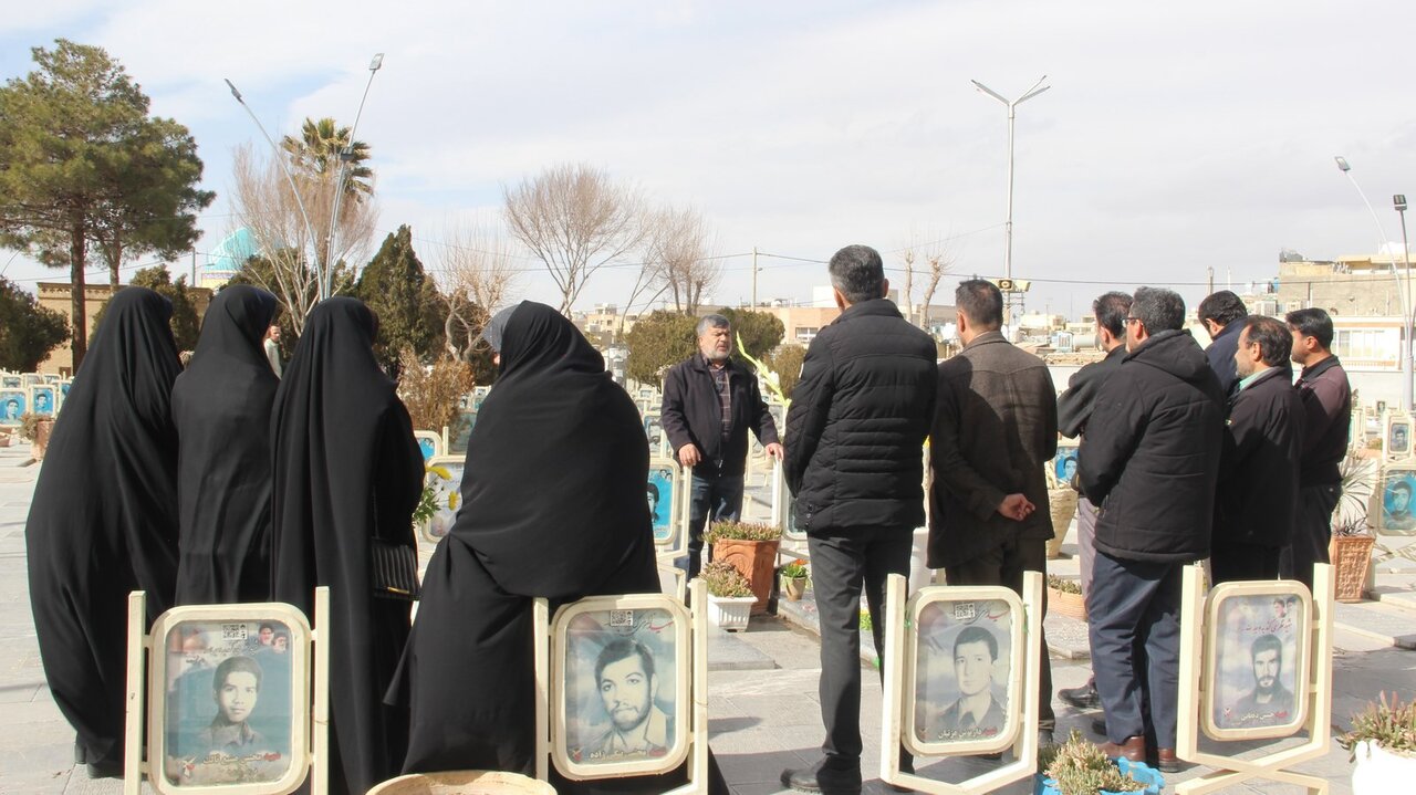 تجدید عهد با شهدا در بهار انقلاب