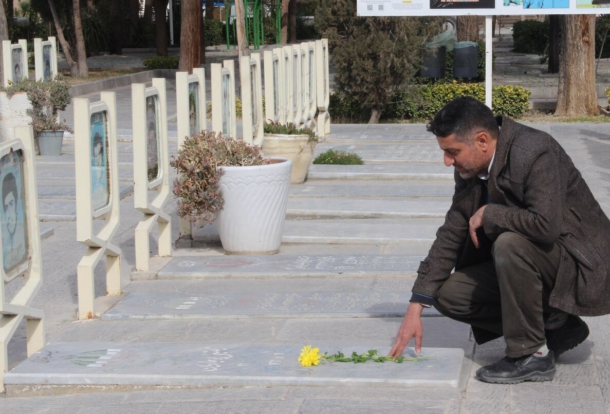 تجدید عهد با شهدا در بهار انقلاب