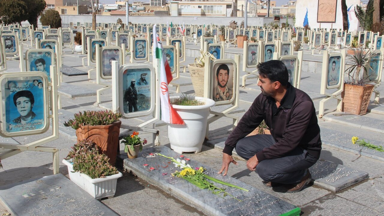 تجدید عهد با شهدا در بهار انقلاب