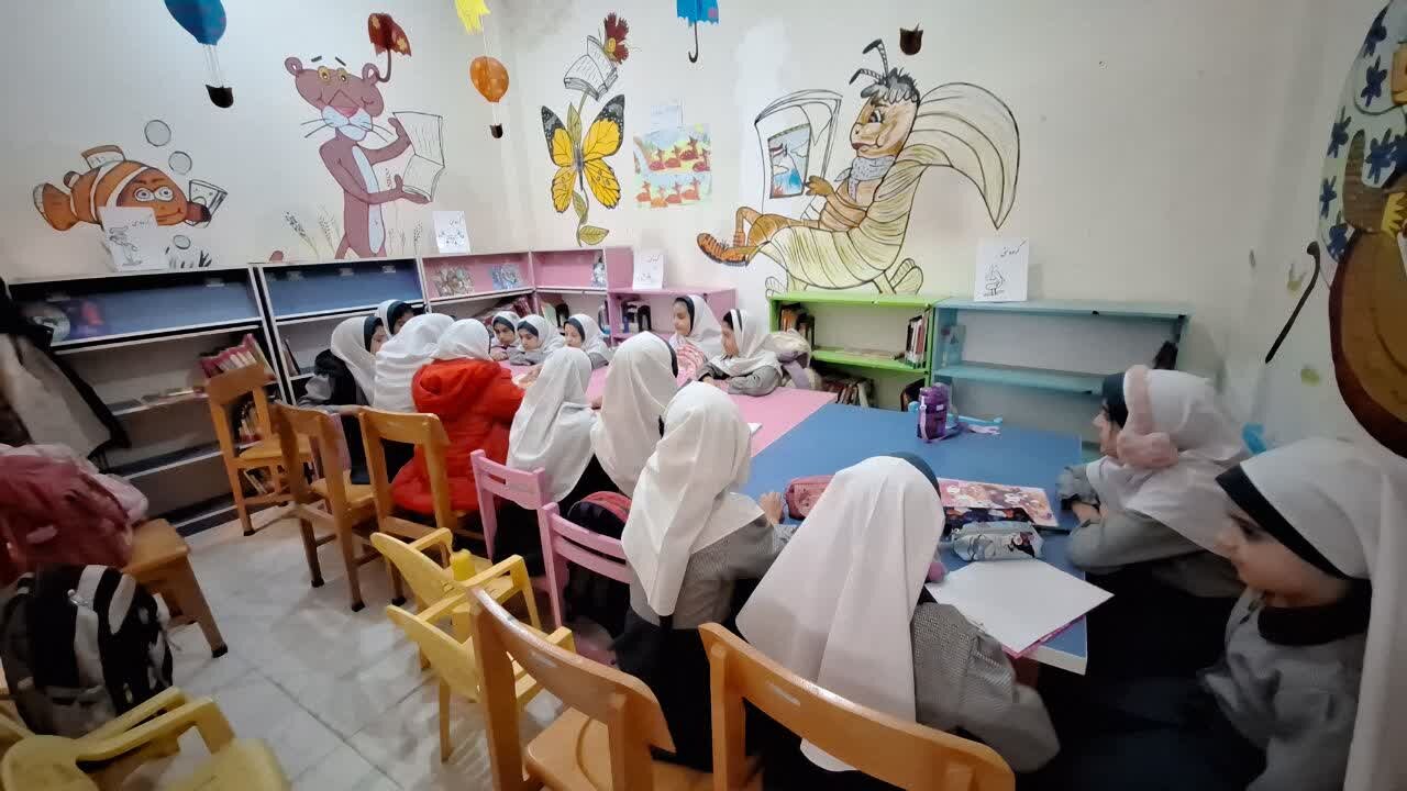 تقویت پیوند آموزش و فرهنگ در لنجان؛ بازدید دانشآموزان مدرسه ادیب از کتابخانه و اجرای برنامههای انقلابی