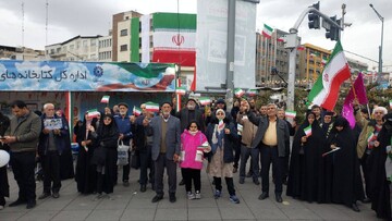 میزبانی اداره کل کتابخانه‌های عمومی استان تهران از عاشقان انقلاب در راهپیمایی ۲۲ بهمن