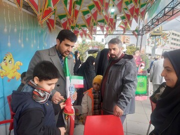 میزبانی اداره کل کتابخانه‌های عمومی استان تهران از عاشقان انقلاب در راهپیمایی ۲۲ بهمن
