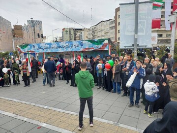 میزبانی اداره کل کتابخانه‌های عمومی استان تهران از عاشقان انقلاب در راهپیمایی ۲۲ بهمن