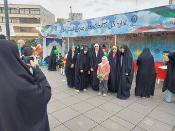 میزبانی اداره کل کتابخانه‌های عمومی استان تهران از عاشقان انقلاب در راهپیمایی ۲۲ بهمن