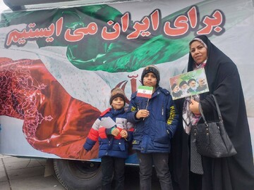 میزبانی اداره کل کتابخانه‌های عمومی استان تهران از عاشقان انقلاب در راهپیمایی ۲۲ بهمن