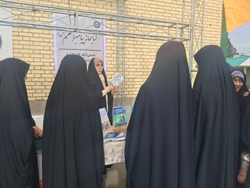 ادارات کتابخانه های عمومی شهرستان های استان تهران با برپایی غرفه در مسیر راهپیمایی میزبان دوستداران کتاب شدند