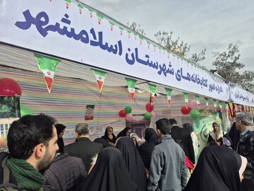 ادارات کتابخانه های عمومی شهرستان های استان تهران با برپایی غرفه در مسیر راهپیمایی میزبان دوستداران کتاب شدند