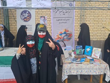 ادارات کتابخانه های عمومی شهرستان های استان تهران با برپایی غرفه در مسیر راهپیمایی میزبان دوستداران کتاب شدند