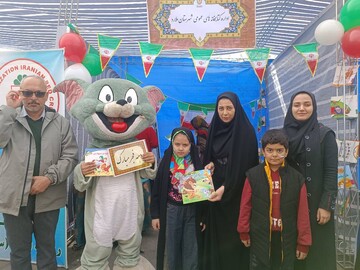 ادارات کتابخانه های عمومی شهرستان های استان تهران با برپایی غرفه در مسیر راهپیمایی میزبان دوستداران کتاب شدند