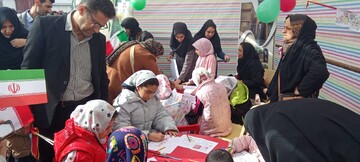 ادارات کتابخانه های عمومی شهرستان های استان تهران با برپایی غرفه در مسیر راهپیمایی میزبان دوستداران کتاب شدند