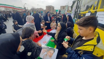 ادارات کتابخانه های عمومی شهرستان های استان تهران با برپایی غرفه در مسیر راهپیمایی میزبان دوستداران کتاب شدند