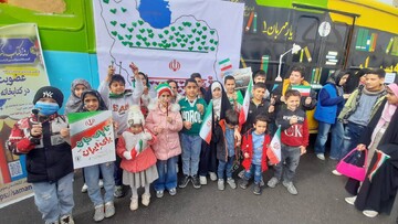 ادارات کتابخانه های عمومی شهرستان های استان تهران با برپایی غرفه در مسیر راهپیمایی میزبان دوستداران کتاب شدند