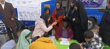 ادارات کتابخانه های عمومی شهرستان های استان تهران با برپایی غرفه در مسیر راهپیمایی میزبان دوستداران کتاب شدند