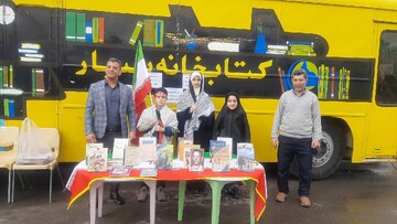 ادارات کتابخانه های عمومی شهرستان های استان تهران با برپایی غرفه در مسیر راهپیمایی میزبان دوستداران کتاب شدند