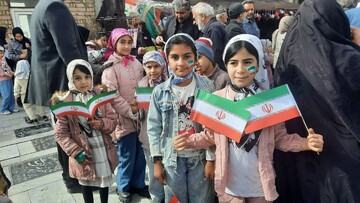 ادارات کتابخانه های عمومی شهرستان های استان تهران با برپایی غرفه در مسیر راهپیمایی میزبان دوستداران کتاب شدند