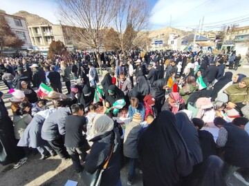 ادارات کتابخانه های عمومی شهرستان های استان تهران با برپایی غرفه در مسیر راهپیمایی میزبان دوستداران کتاب شدند