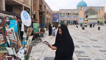 ادارات کتابخانه های عمومی شهرستان های استان تهران با برپایی غرفه در مسیر راهپیمایی میزبان دوستداران کتاب شدند