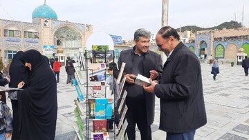 ادارات کتابخانه های عمومی شهرستان های استان تهران با برپایی غرفه در مسیر راهپیمایی میزبان دوستداران کتاب شدند