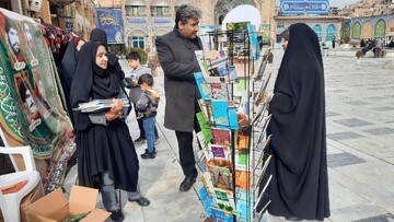 ادارات کتابخانه های عمومی شهرستان های استان تهران با برپایی غرفه در مسیر راهپیمایی میزبان دوستداران کتاب شدند