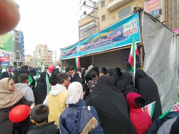 ادارات کتابخانه های عمومی شهرستان های استان تهران با برپایی غرفه در مسیر راهپیمایی میزبان دوستداران کتاب شدند