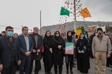 حضور مدیرکل، روسای ادارات، کارکنان و کتابداران کتابخانه‌های عمومی لرستان در راهپیمایی ۲۲ بهمن