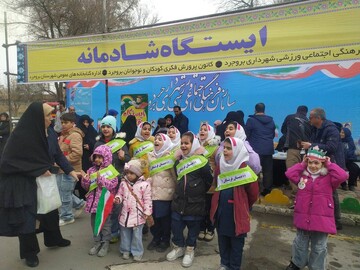 حضور مدیرکل، روسای ادارات، کارکنان و کتابداران کتابخانه‌های عمومی لرستان در راهپیمایی ۲۲ بهمن