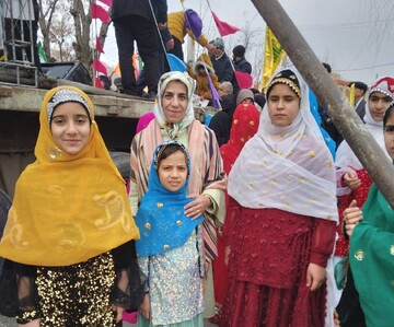 حضور مدیرکل، روسای ادارات، کارکنان و کتابداران کتابخانه‌های عمومی لرستان در راهپیمایی ۲۲ بهمن