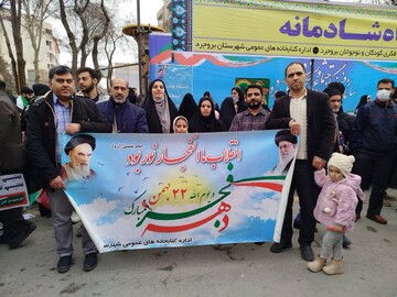 حضور مدیرکل، روسای ادارات، کارکنان و کتابداران کتابخانه‌های عمومی لرستان در راهپیمایی ۲۲ بهمن