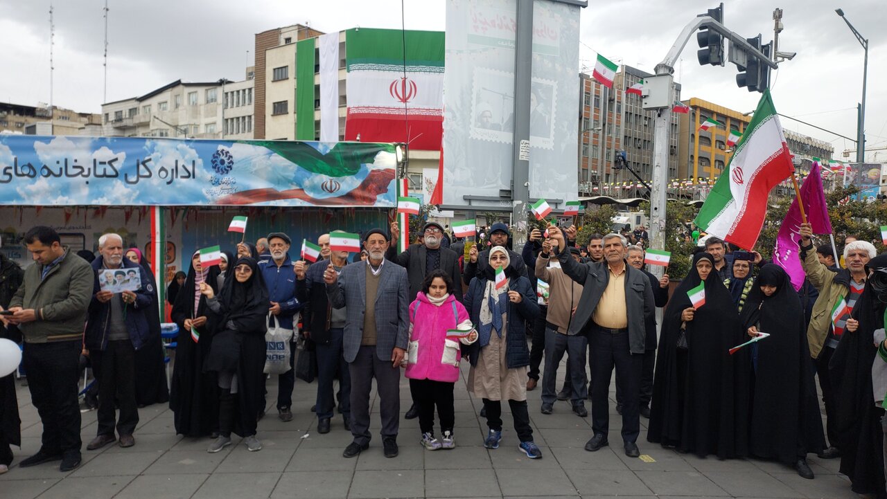 غرفه اداره‌کل کتابخانه‌های عمومی استان تهران در راهپیمایی ۲۲ بهمن تماشایی شد