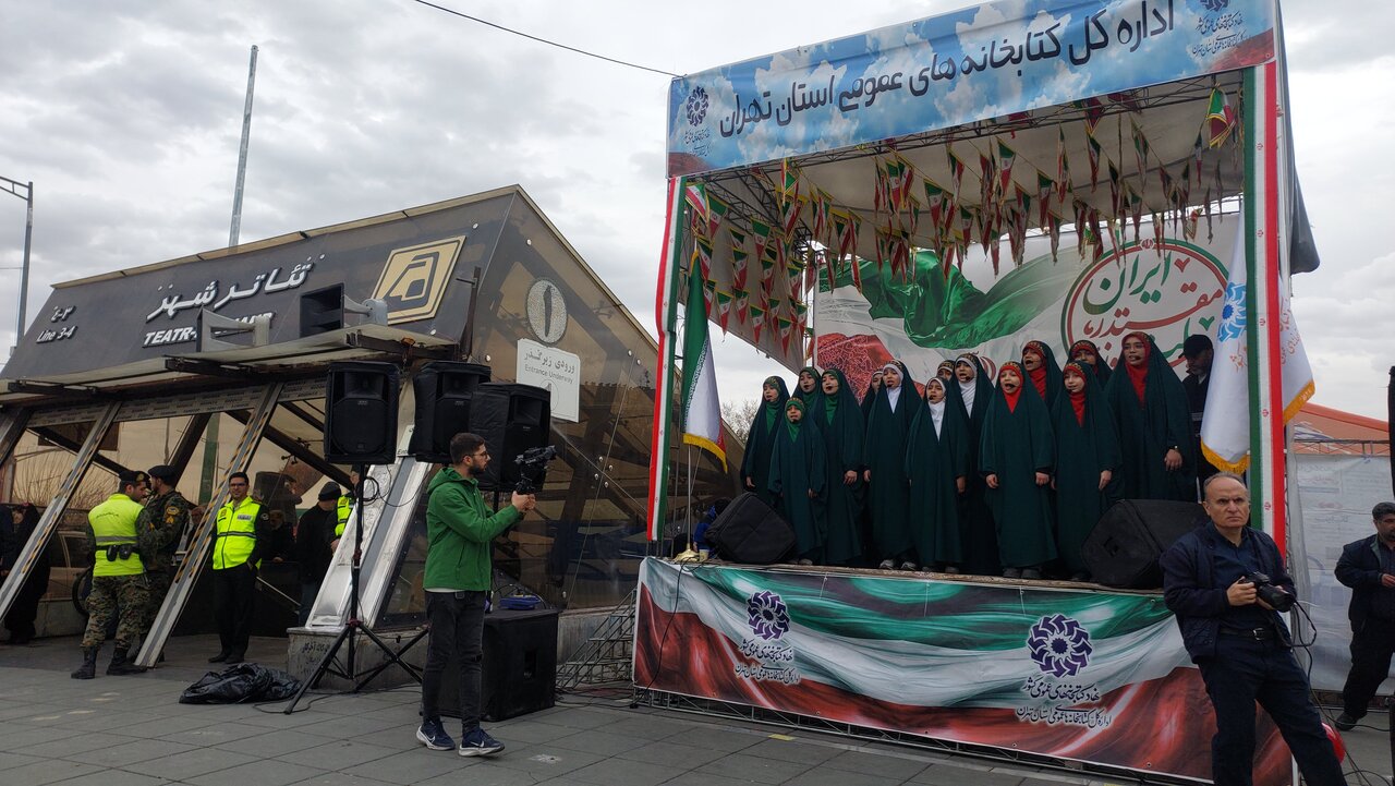غرفه اداره‌کل کتابخانه‌های عمومی استان تهران در راهپیمایی ۲۲ بهمن تماشایی شد