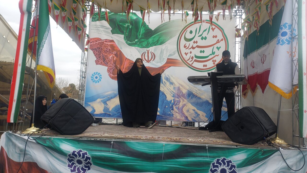 غرفه ادارهکل کتابخانههای عمومی استان تهران در راهپیمایی ۲۲ بهمن تماشایی شد