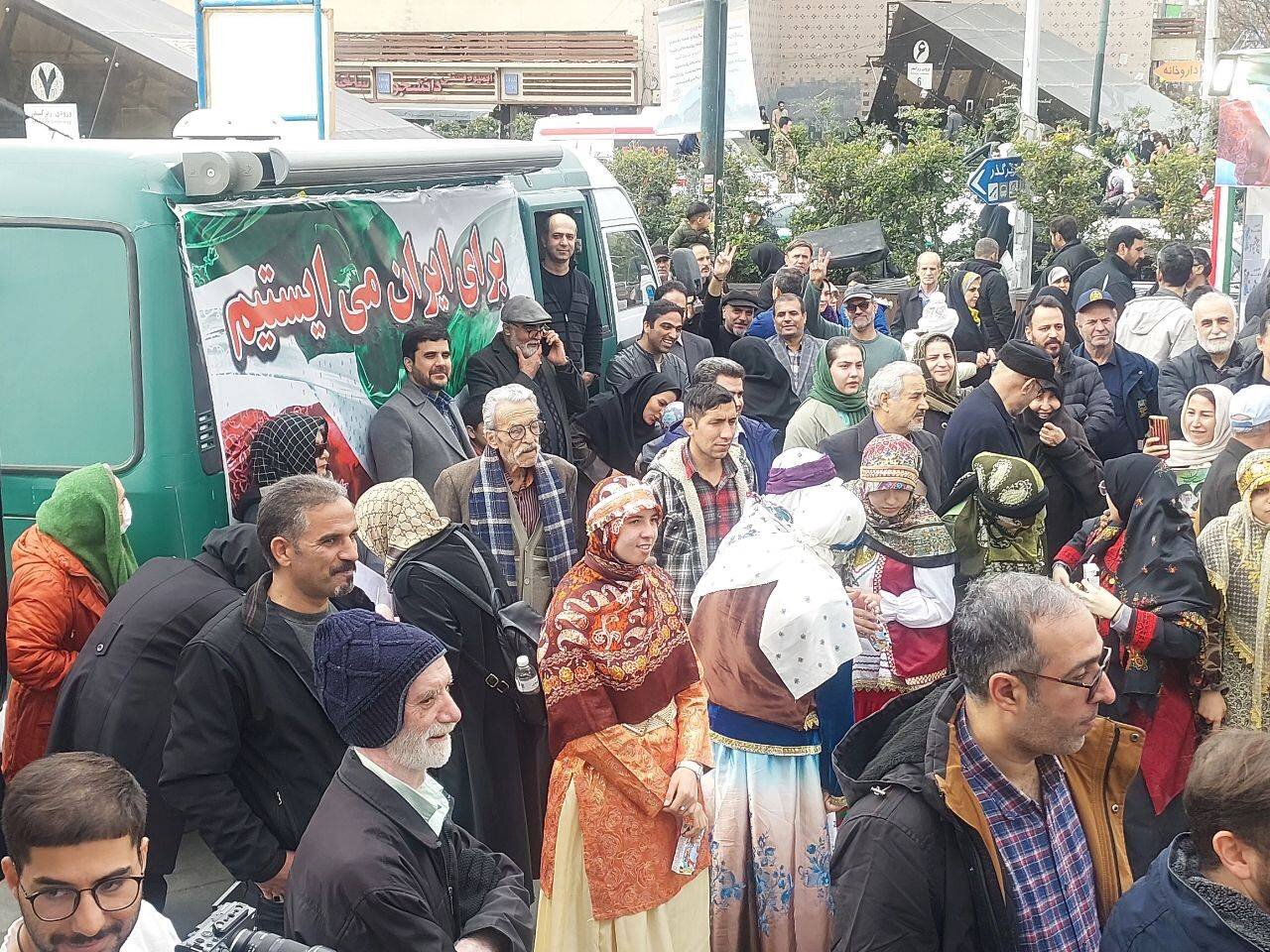 غرفه ادارهکل کتابخانههای عمومی استان تهران در راهپیمایی ۲۲ بهمن تماشایی شد