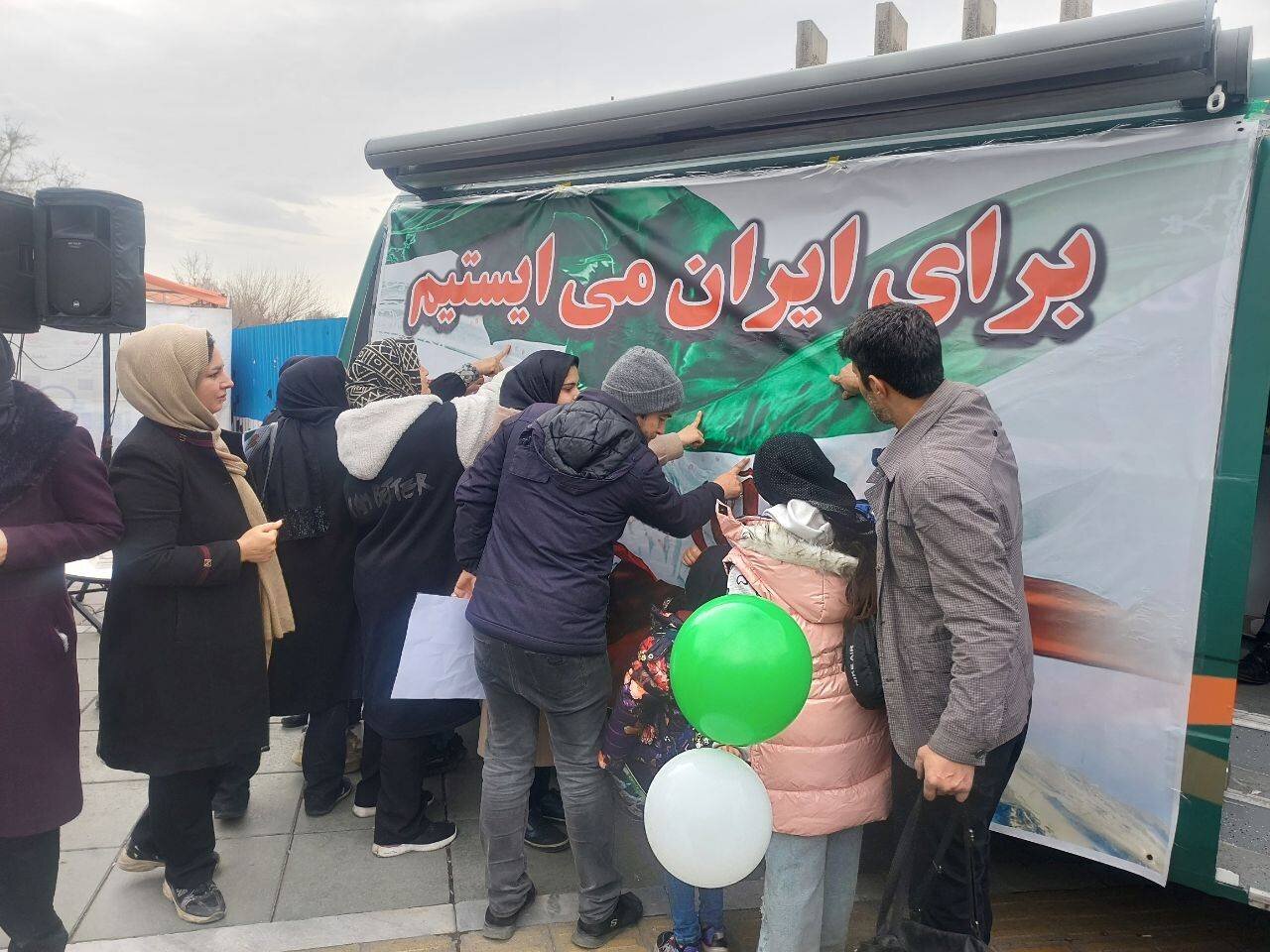 غرفه ادارهکل کتابخانههای عمومی استان تهران در راهپیمایی ۲۲ بهمن تماشایی شد