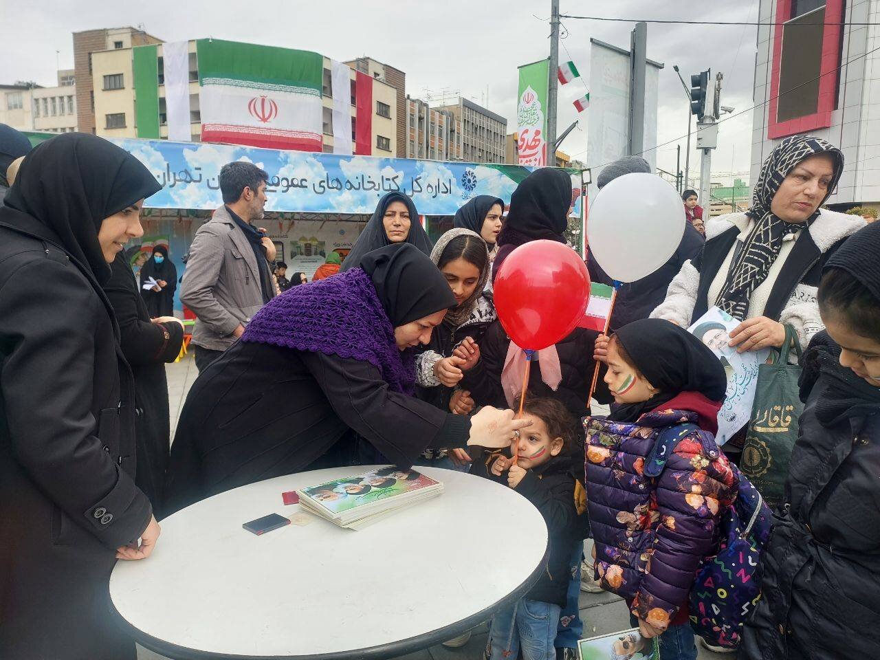 غرفه ادارهکل کتابخانههای عمومی استان تهران در راهپیمایی ۲۲ بهمن تماشایی شد