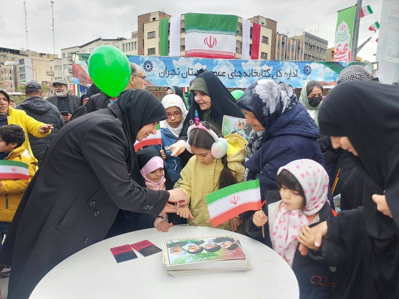 غرفه ادارهکل کتابخانههای عمومی استان تهران در راهپیمایی ۲۲ بهمن تماشایی شد