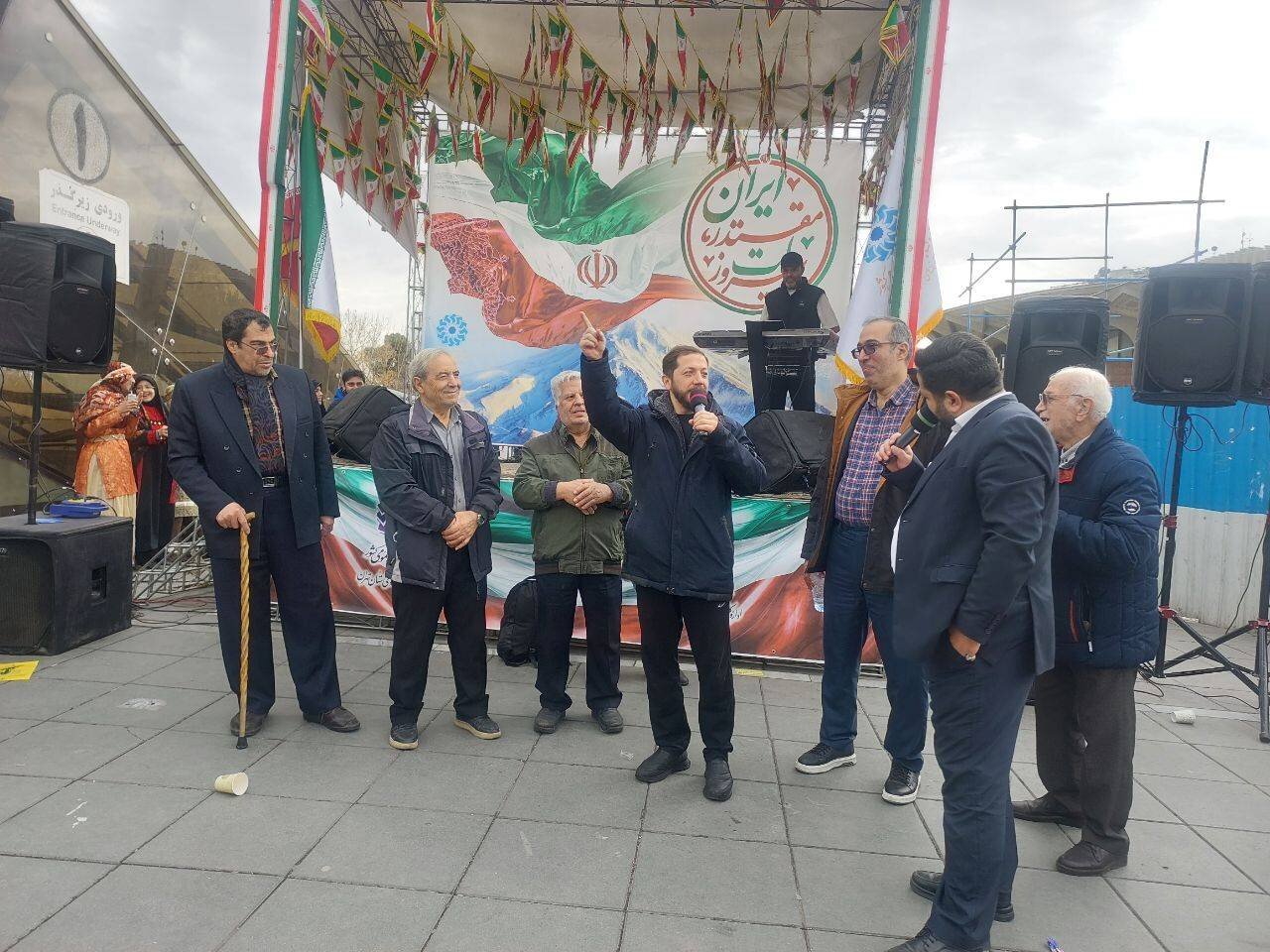 غرفه ادارهکل کتابخانههای عمومی استان تهران در راهپیمایی ۲۲ بهمن تماشایی شد