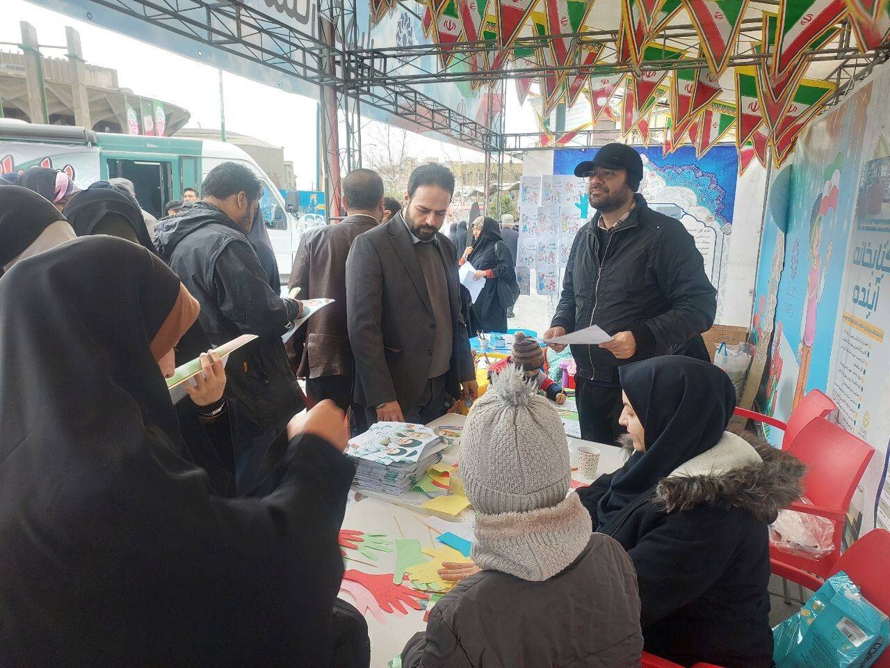 غرفه ادارهکل کتابخانههای عمومی استان تهران در راهپیمایی ۲۲ بهمن تماشایی شد