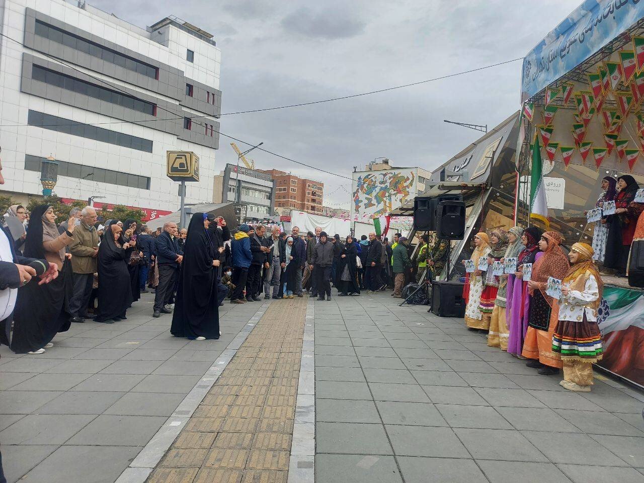 غرفه ادارهکل کتابخانههای عمومی استان تهران در راهپیمایی ۲۲ بهمن تماشایی شد