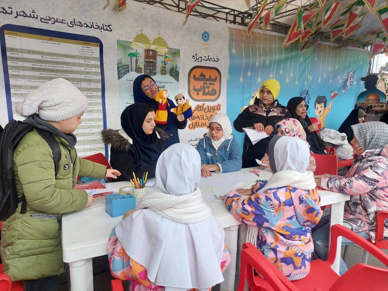 غرفه ادارهکل کتابخانههای عمومی استان تهران در راهپیمایی ۲۲ بهمن تماشایی شد