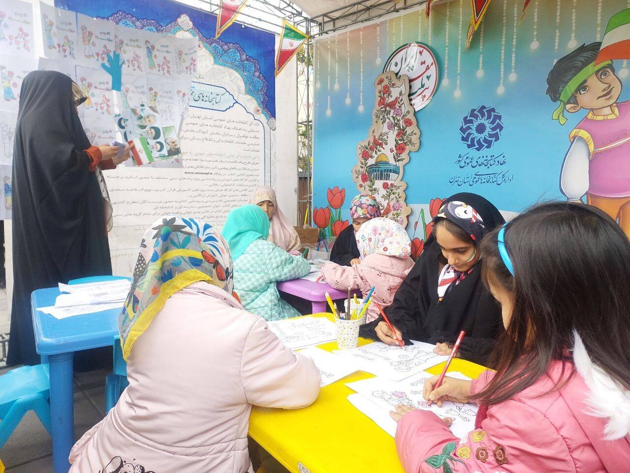 غرفه ادارهکل کتابخانههای عمومی استان تهران در راهپیمایی ۲۲ بهمن تماشایی شد