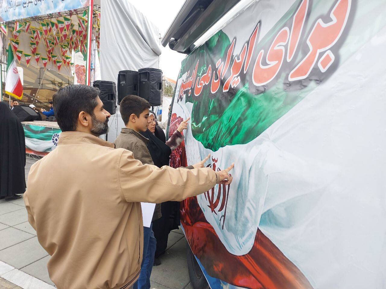 غرفه ادارهکل کتابخانههای عمومی استان تهران در راهپیمایی ۲۲ بهمن تماشایی شد