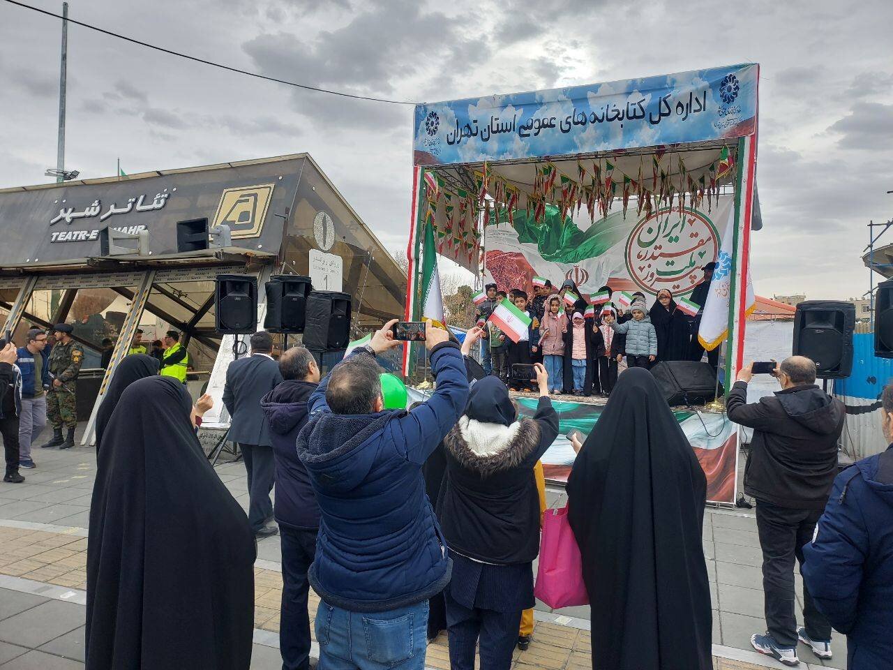 غرفه ادارهکل کتابخانههای عمومی استان تهران در راهپیمایی ۲۲ بهمن تماشایی شد