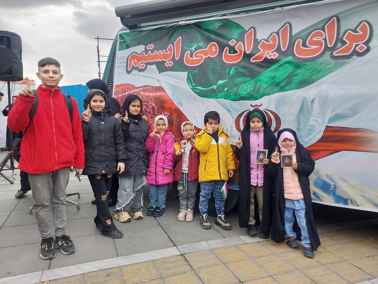 غرفه ادارهکل کتابخانههای عمومی استان تهران در راهپیمایی ۲۲ بهمن تماشایی شد