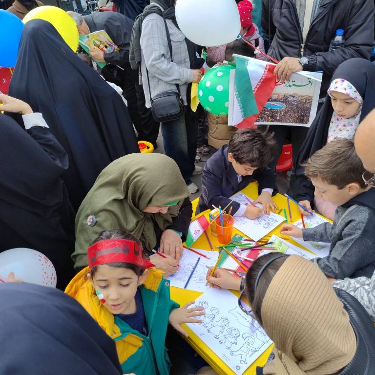 ارائه خدمات فرهنگی در غرفه اداره کل کتابخانههای عمومی استان البرز در مسیر راهپیمایی ۲۲ بهمن