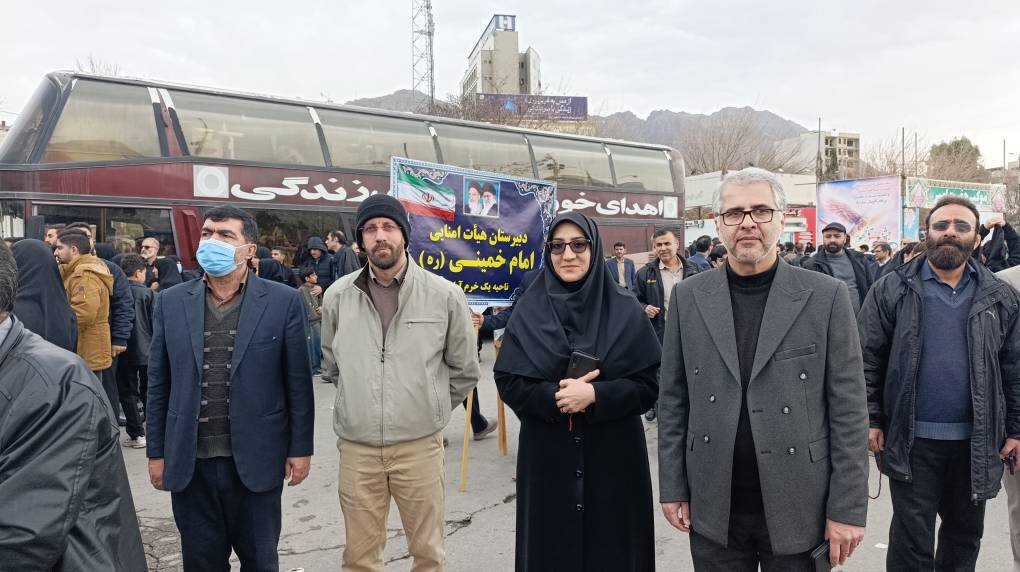 حضور مدیرکل، روسای ادارات، کارکنان و کتابداران کتابخانههای عمومی لرستان در راهپیمایی ۲۲ بهمن