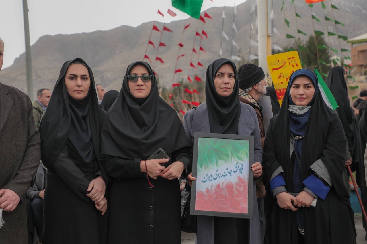 حضور مدیرکل، روسای ادارات، کارکنان و کتابداران کتابخانه‌های عمومی لرستان در راهپیمایی ۲۲ بهمن