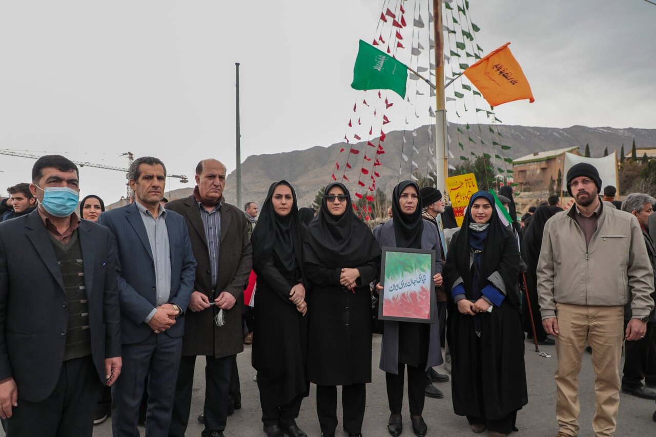 حضور مدیرکل، روسای ادارات، کارکنان و کتابداران کتابخانههای عمومی لرستان در راهپیمایی ۲۲ بهمن