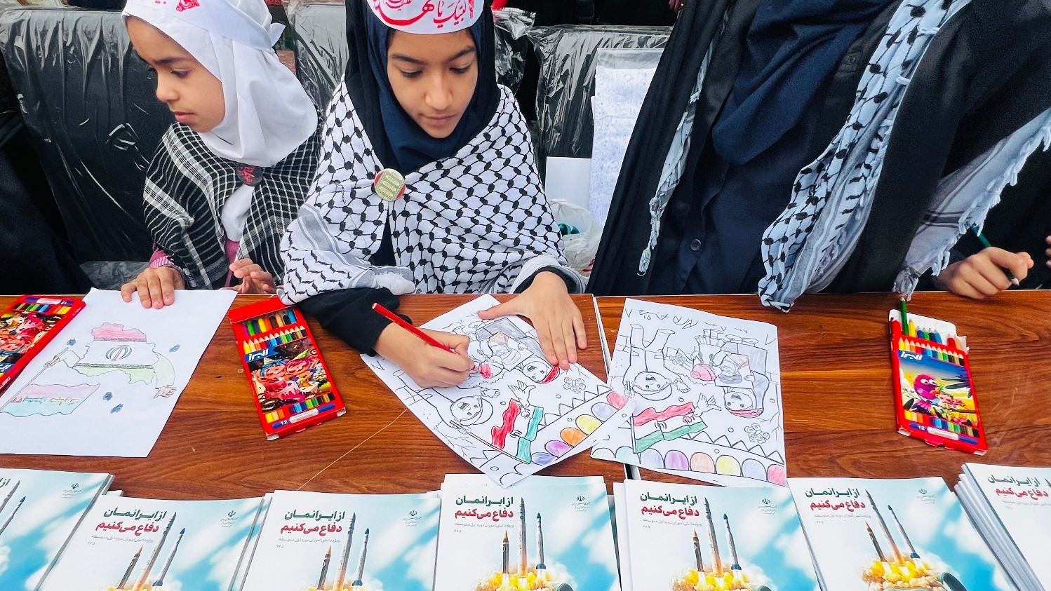 غرفه کتابخانههای عمومی خوزستان در مسیر راهپیمایی ۲۲ بهمن برپا شد